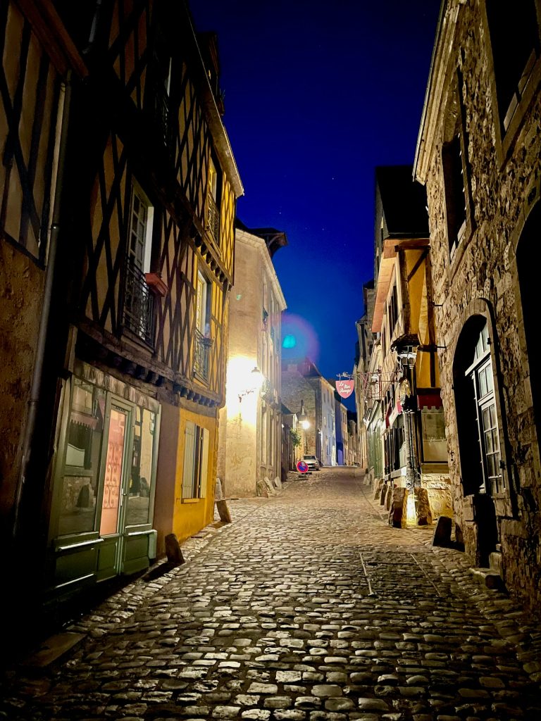 Une ruelle du centre historique du Mans la nuit.