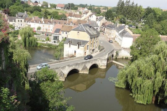 Fresnay-sur-Sarthe et son pont sur la Sarthe vue de la terrasse du château.